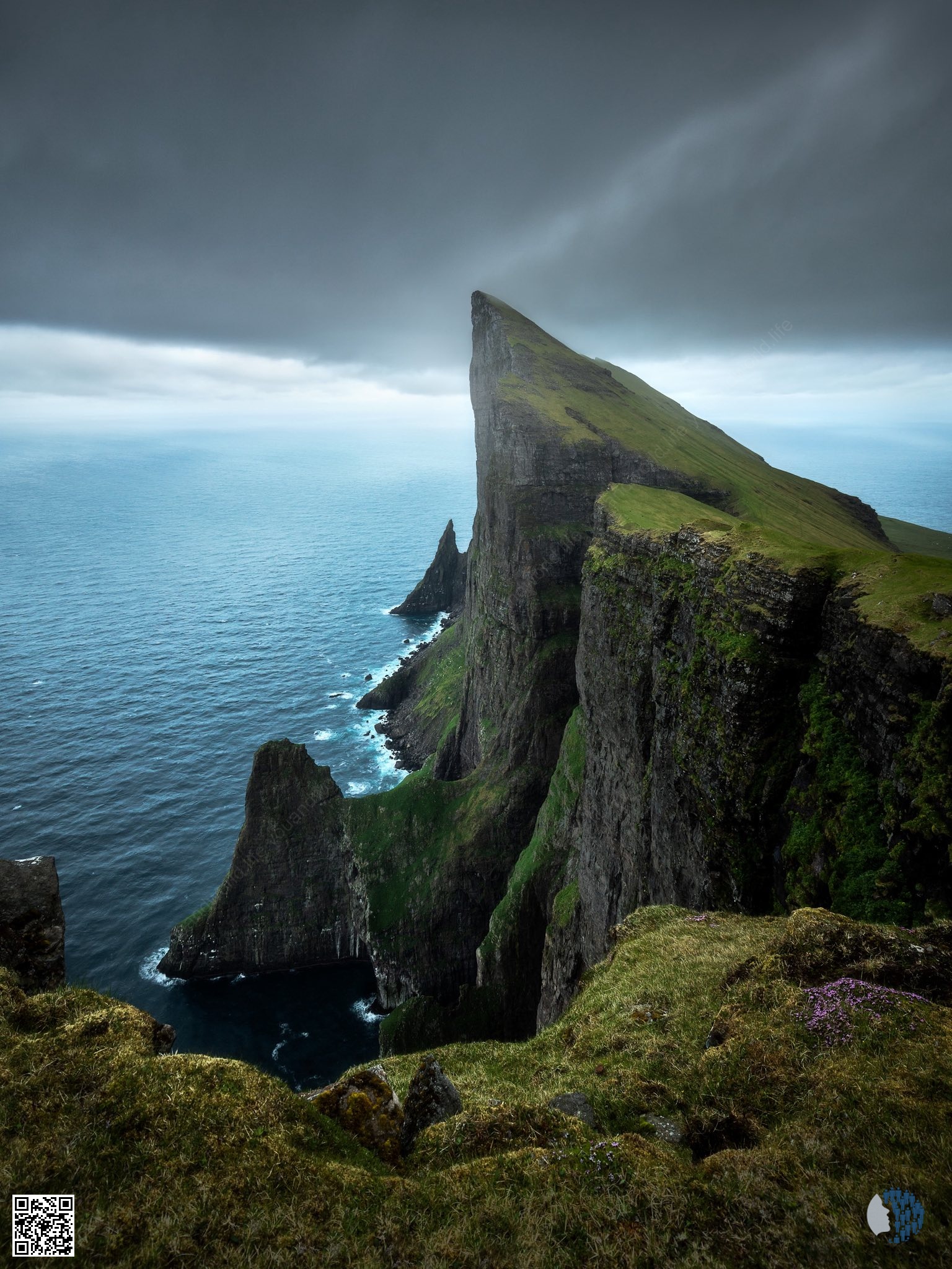 Мрачная красота Фарерских островов | Драматичные скалы, туман, водопады и извилистые дороги — Фареры доказывают, что пасмурные дни могут быть не менее прекрасны, чем солнечные