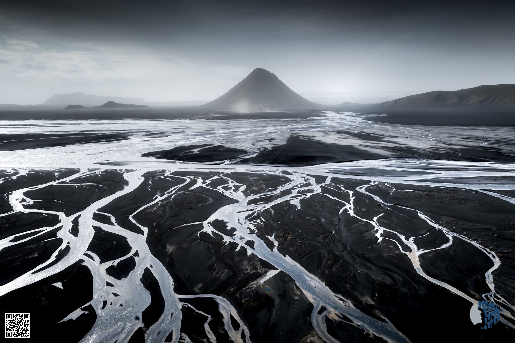 Իսլանդիայի մռայլ ֆոտոշարք | Իսլանդիայի մռայլ տեսարաններ՝ սև եկեղեցի, ջրվեժներ ու ժայռոտ ափ՝ ծանր ամպերի տակ