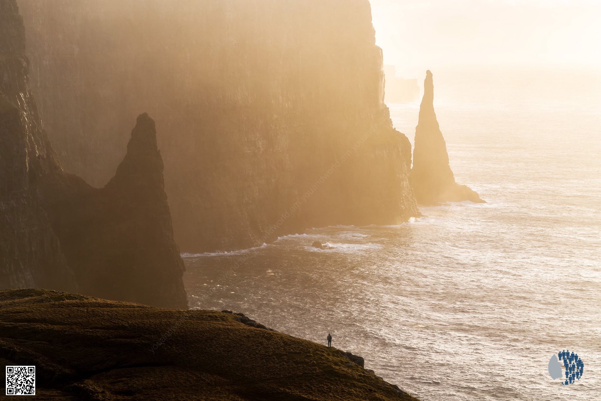 Ֆարերյան կղզիներ՝ դրամատիկ լույսի մեջ | Ժայռեր, ծովային կամարներ ու կանաչ լեռնաշղթաներ՝ փոթորկի և արևի շողերի միջև