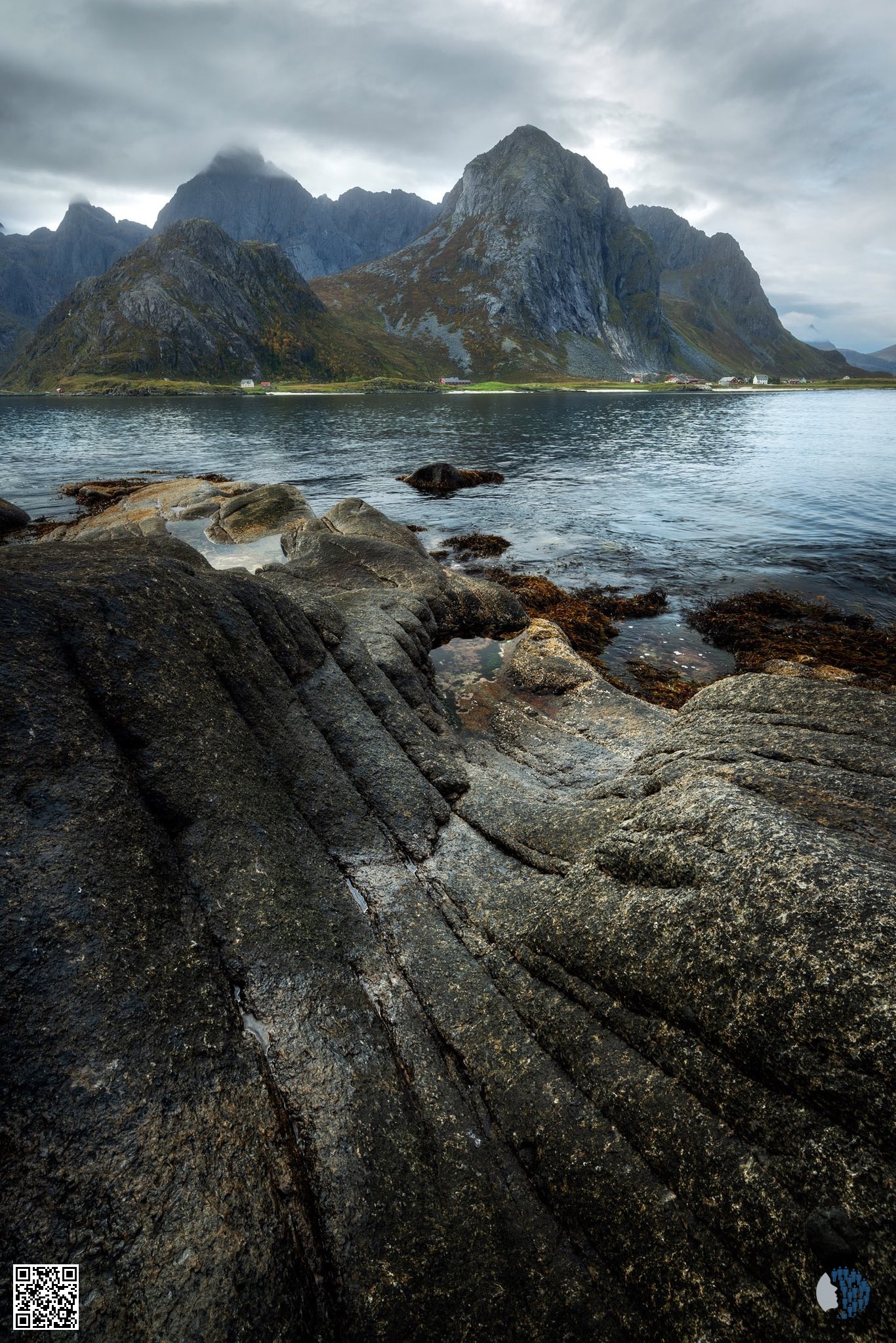 Լոֆոտեն, Նորվեգիա բնապատկերներ | Տպավորիչ հավաքածու Լոֆոտենի տեսարաններով՝ հսկայական լեռներ, աշնանային արտացոլանքներ, ոլորուն ճանապարհներ, լուսավոր ձկնորսական գյուղեր և հյուսիսափայլ